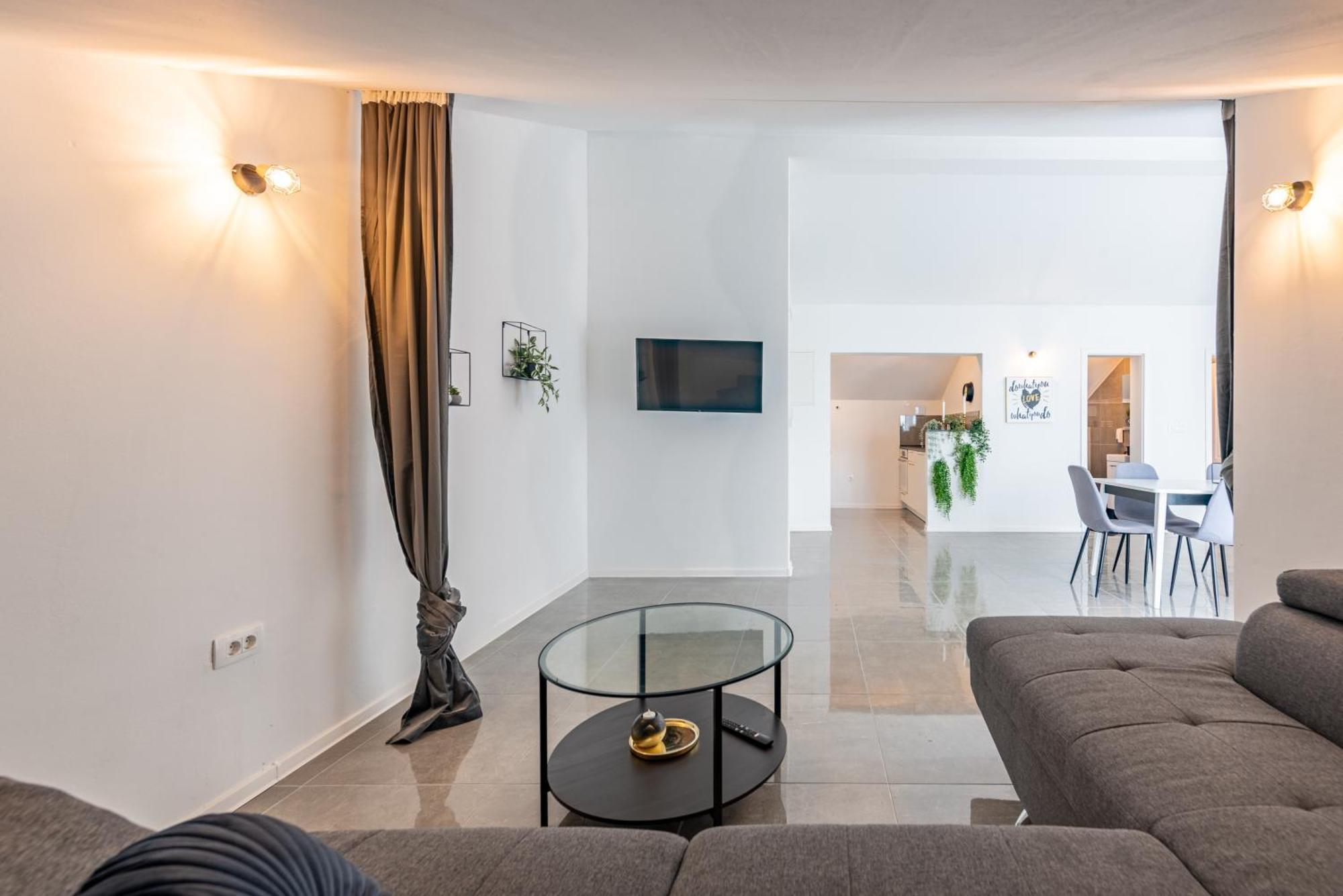 Master Road House *
