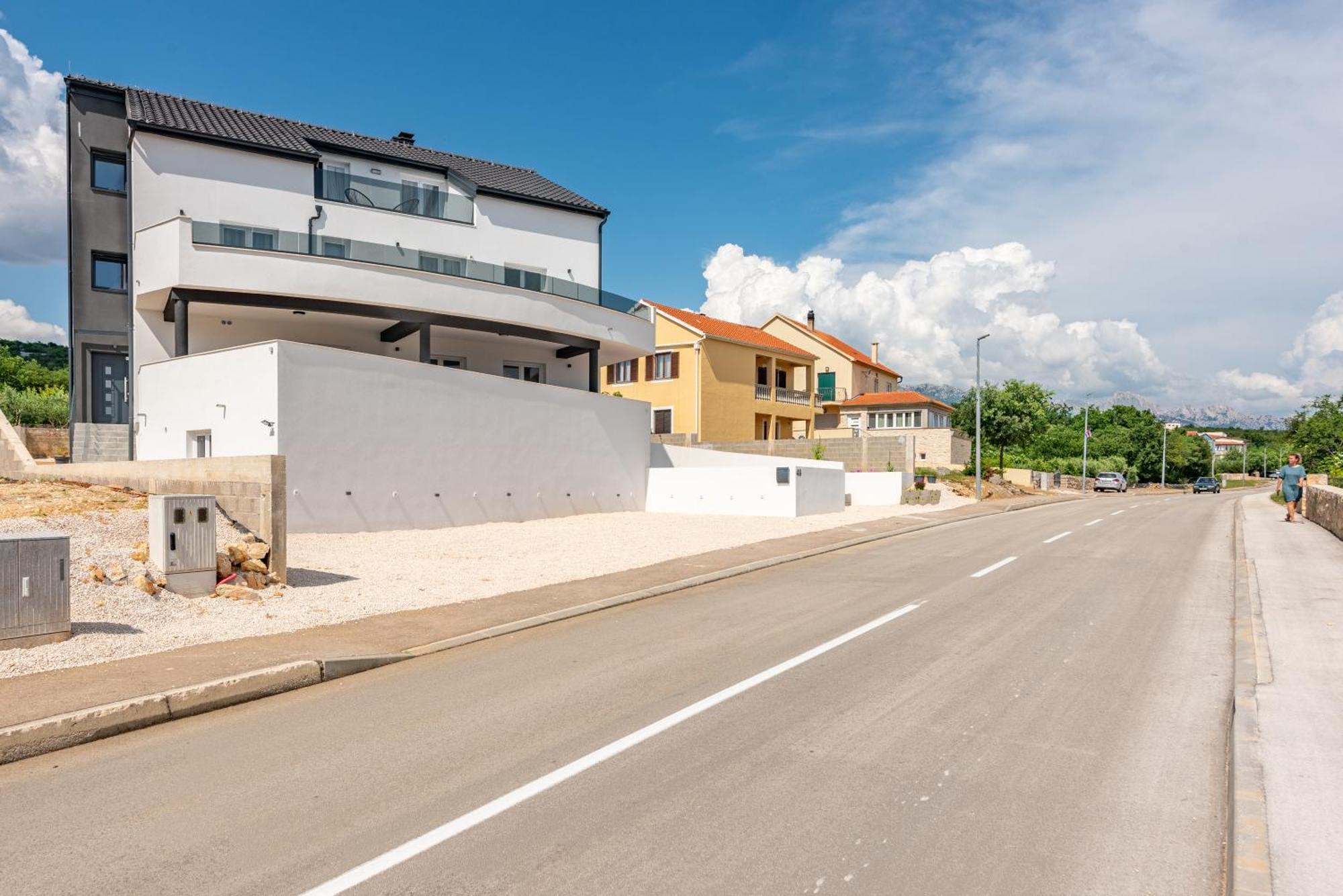 Master Road House *