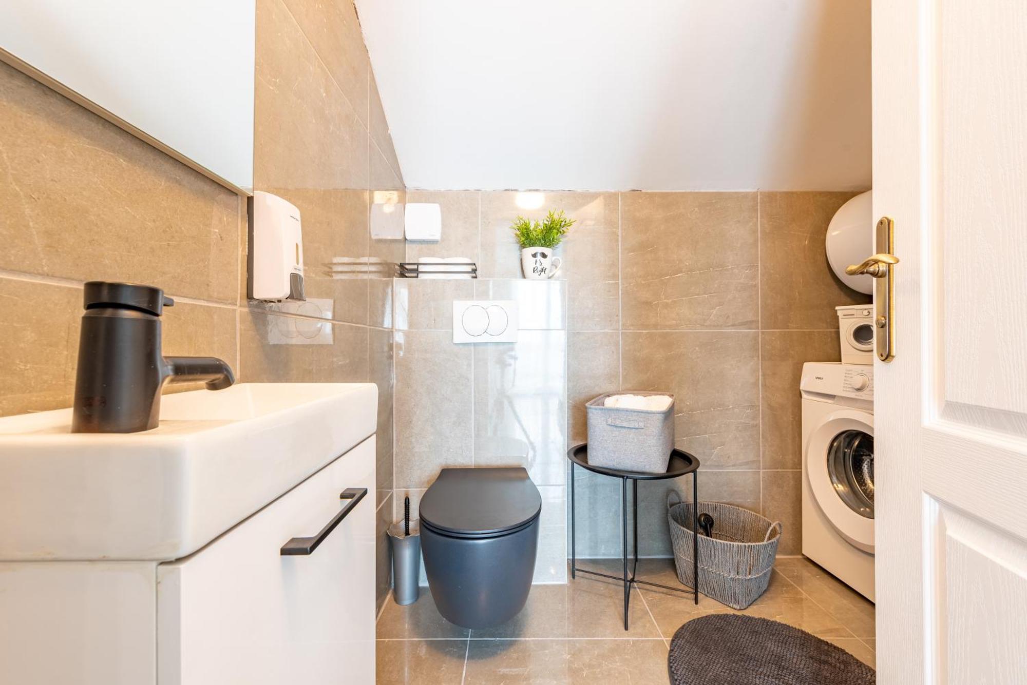 Master Road House Apartment *