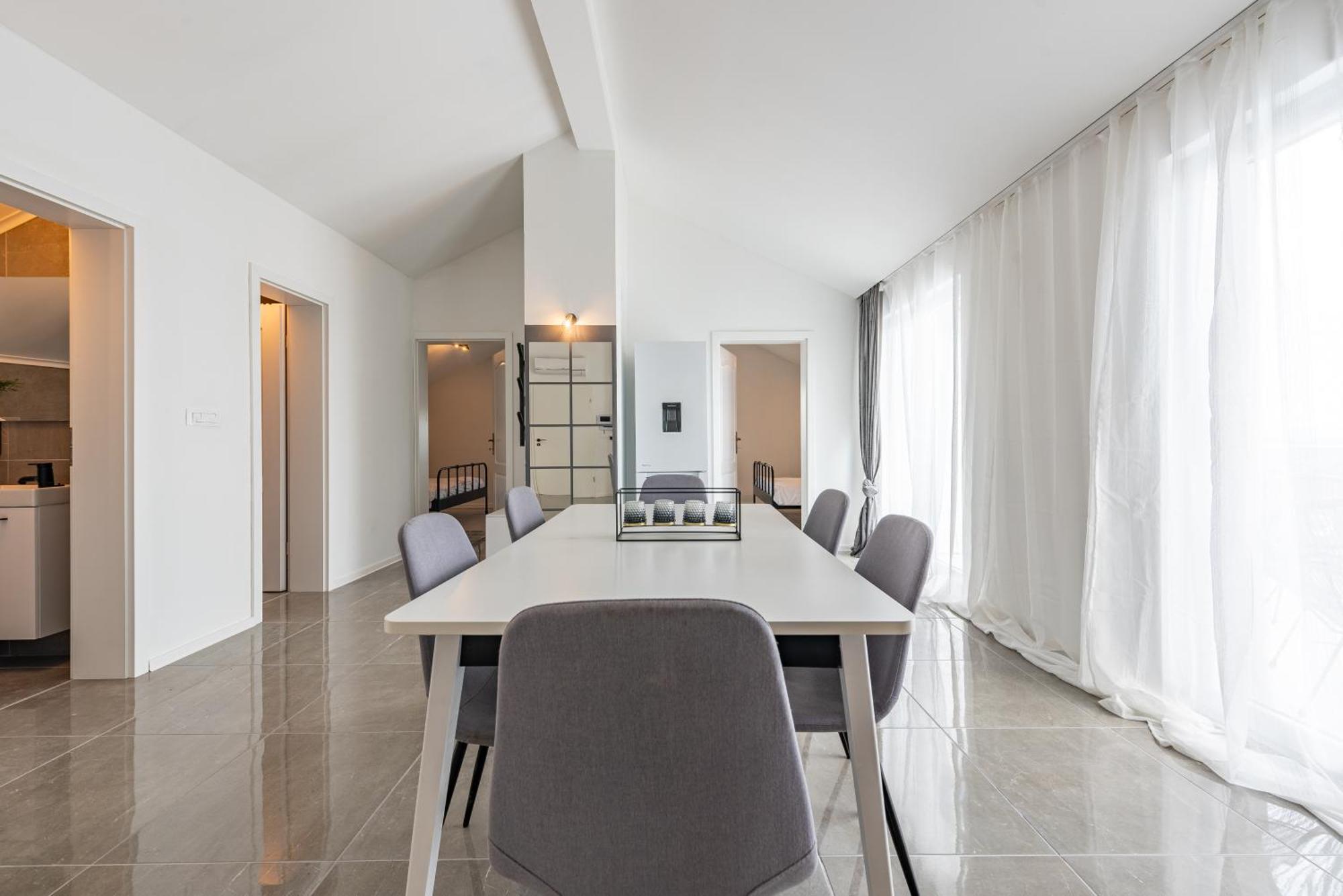 Apartment Master Road House