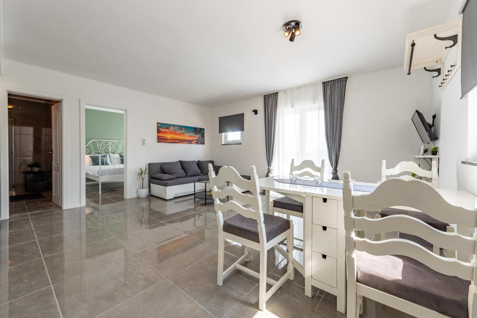 Master Road House Apartment *