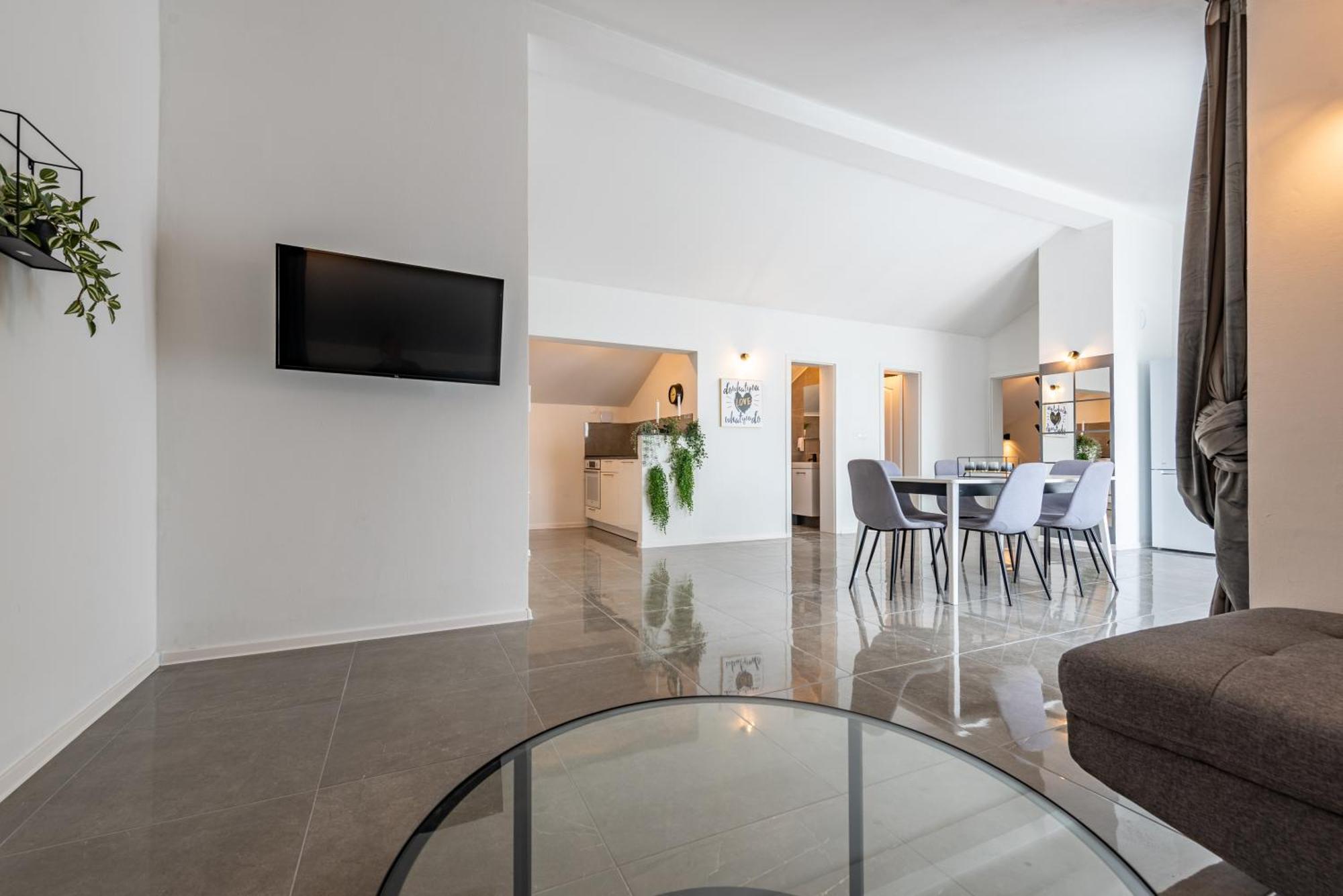 Master Road House * Maslenica