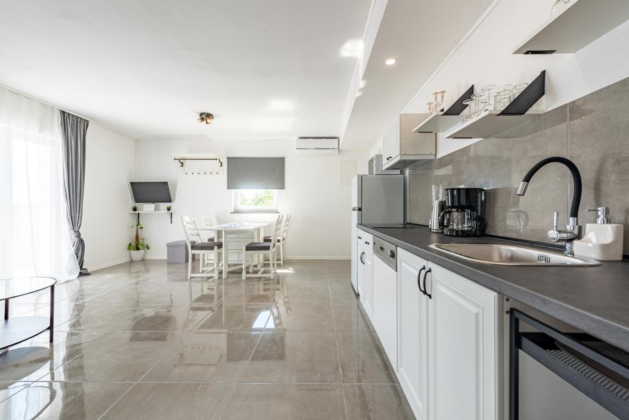 Master Road House Apartment