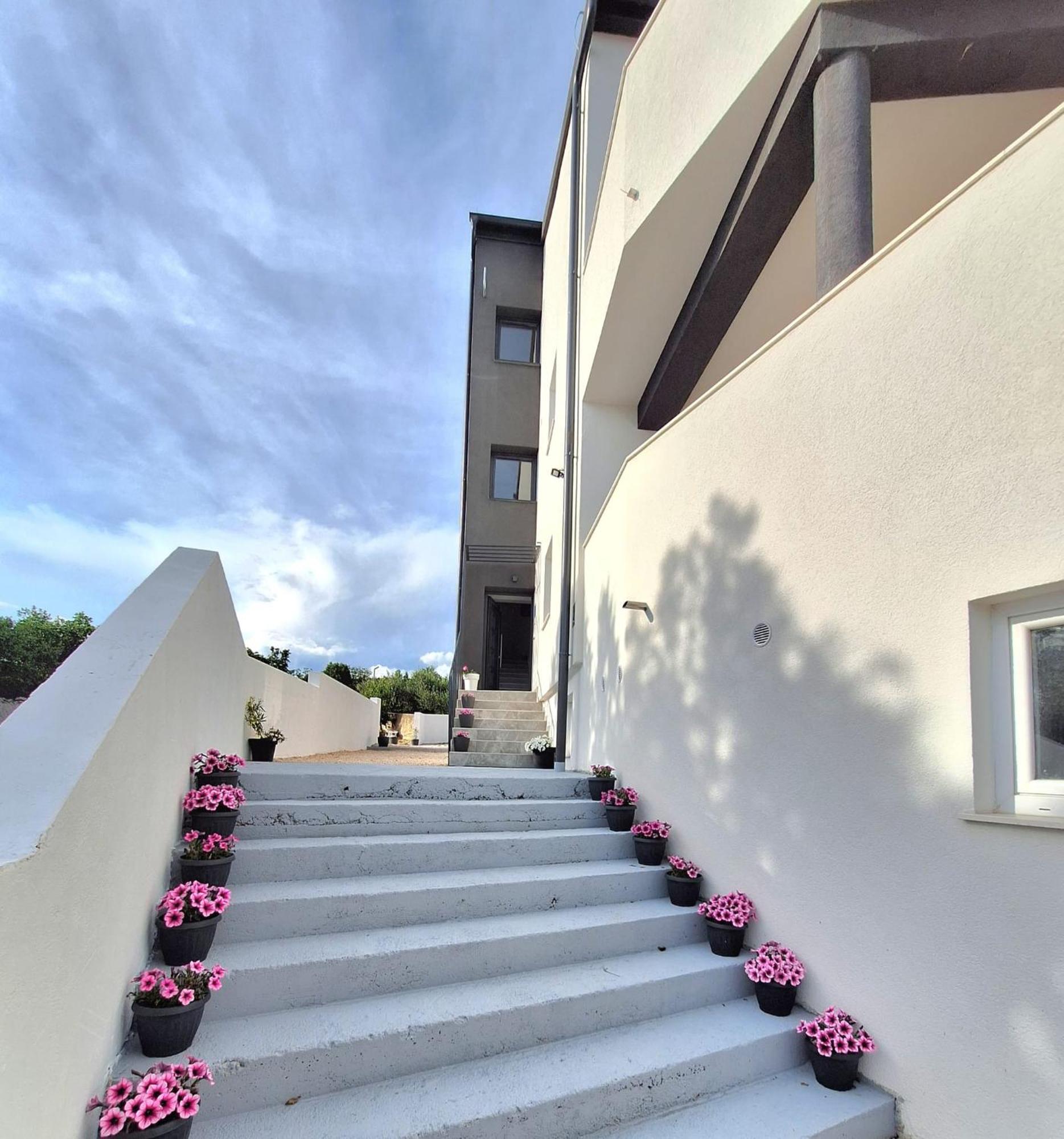 Master Road House Apartment