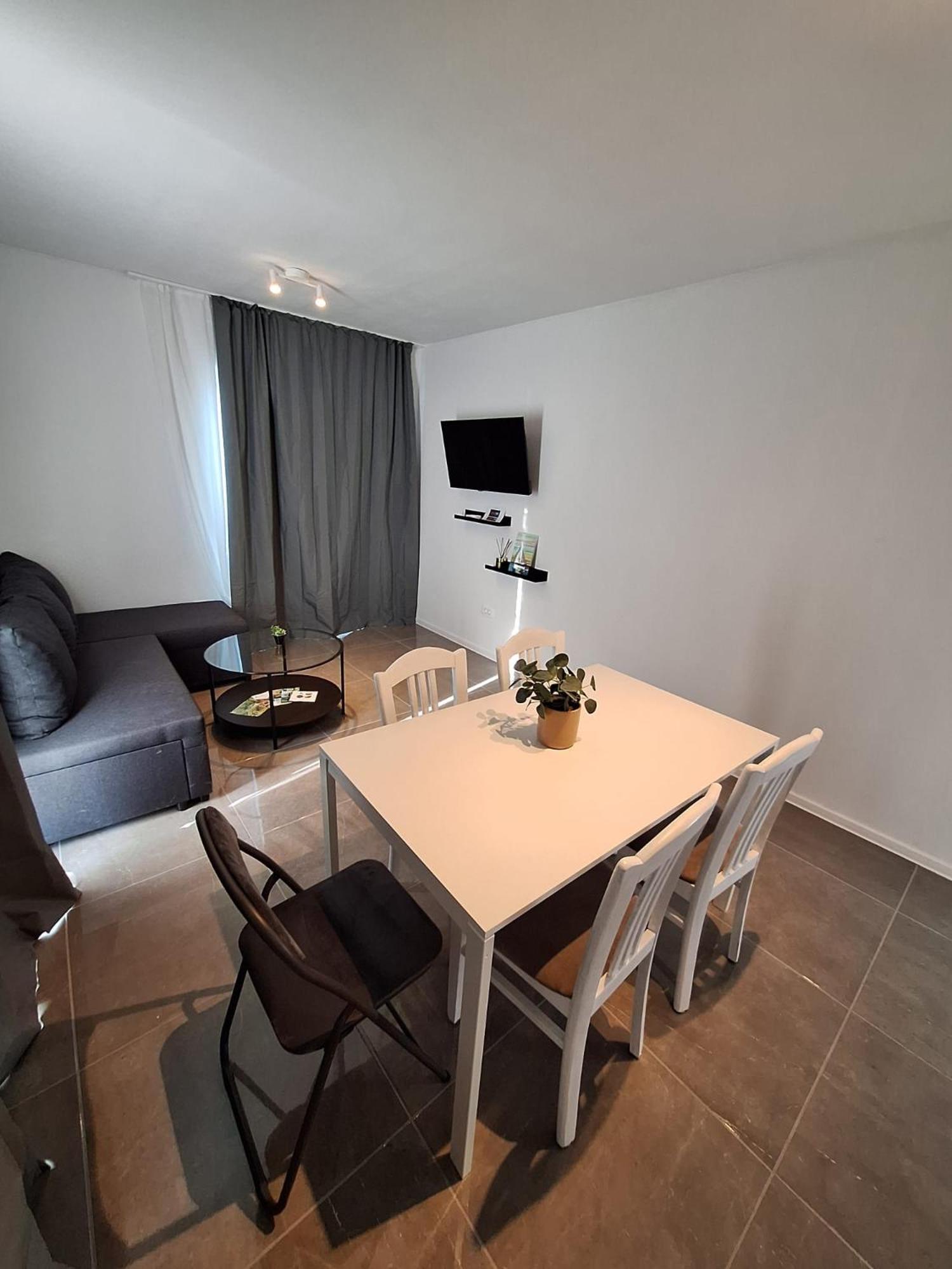 Apartment Master Road House *